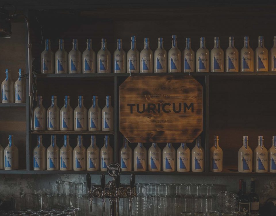 Regal mit Turicum Gin - ©Turicum Gin