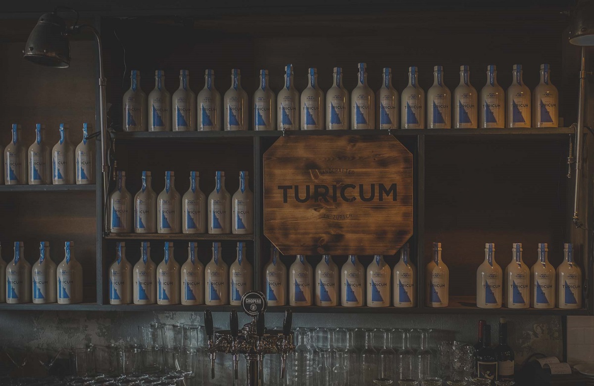 Regal mit Turicum Gin - ©Turicum Gin